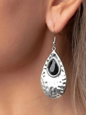 Paparazzi Tranquil Trove Black Earrings NWT